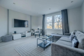 Modern and Luxurious 2 Bedroom Flat - Barons Court